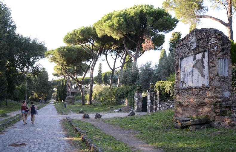 Vista de la Vía Apia, en Roma, el 7 de septiembre de 2013. La antigua vía romana fue admitida en la Lista del Patrimonio Mundial de la UNESCO el sábado 27 de julio de 2024. (Foto AP/Michele Barbero, Archivo)