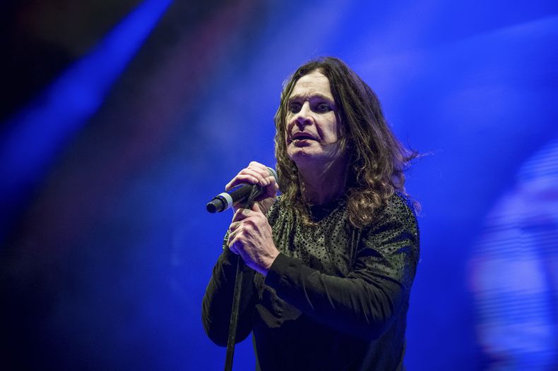 ARCHIVO - Ozzy Osbourne, de Black Sabbath, se presenta en Ozzfest el 24 de septiembre de 2016, en San Bernardino, California. (Amy Harris/Invision/AP, archivo)