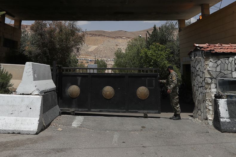 Un soldado sirio cierra la puerta de acceso a una base militar a las afueras de Harasta, cerca de Damasco, Siria, el 3 de mayo de 2025. (AP Foto/Omar Sanadiki)
