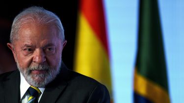 El presidente brasileño Luis Inácio Lula da Silva asiste a una reunión de empresarios en la Casa América en Madrid, el martes 25 de abril de 2023. (AP Foto/Manu Fernández)