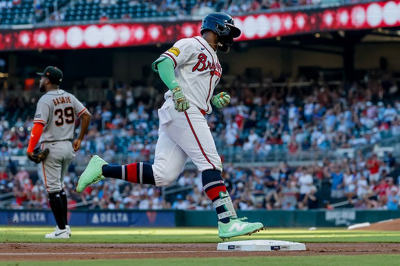 El jardinero de los Bravos de Atlanta, Michael Harris II (derecha), recorre las bases tras conectar un cuadrangular solitario contra los Gigantes de San Francisco durante la segunda entrada de un partido de béisbol, el lunes 31 de agosto de 2026, en Atlanta. (Foto AP/Erik S. Lesser)
