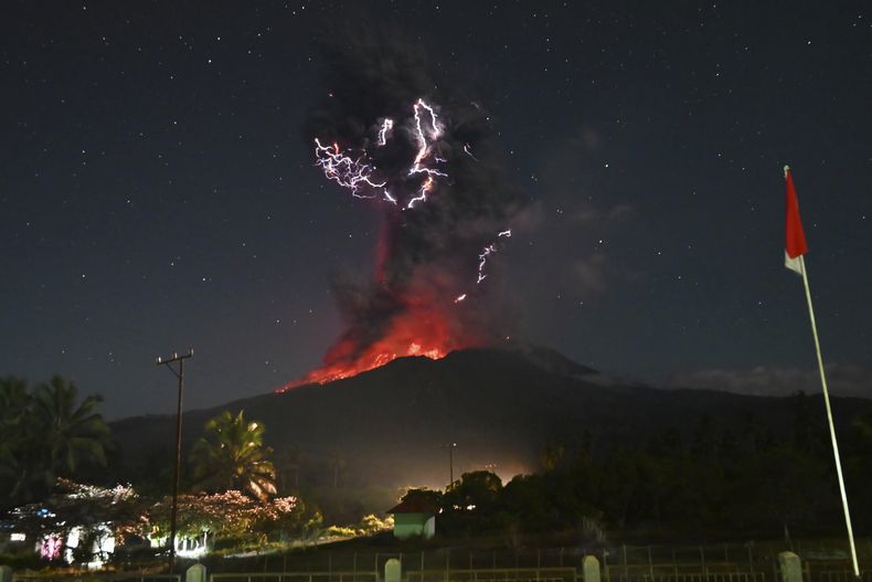 En esta imagen, distribuida por la Agencia Geológica (Badan Geologi) del Ministerio de Energía y Recursos Minerales de Indonesia, un rayo sobre el volcán Lewotobi Laki-Laki, mientras arroja material volcánico en plena erupción, en East Flores, Indonesia, el 1 de agosto de 2025. (Badan Geologi vía AP)