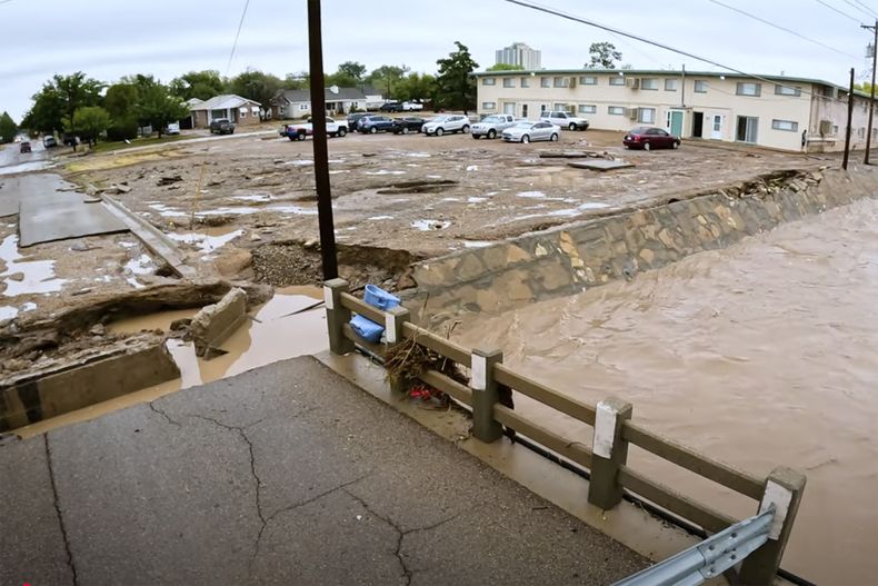 Foto tomada de video, suministrada por Juliana Halvorson, que muestra los daños tras las inundaciones en Roswell, Nuevo México, el 20 de octubre del 2024. (Juliana Halvorson via AP)