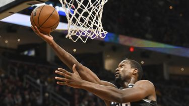 Kings vencen 1206-95 a Cavaliers; Barnes consigue 20 puntos