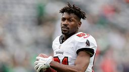 ARCHIVO - Foto del 2 de enero del 2022, el receptor de los Buccaneers de Tampa Bay Antonio Brown en el encuentro ante los Jets de Nueva York. (AP Foto/Adam Hunger, Archivo)