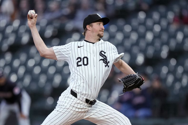 Erick Fedde, abridor de los Medias Blancas de Chicago, hace un lanzamiento en el juego del jueves 9 de mayo de 2024, ante los Guardianes de Cleveland (AP Foto/Charles Rex Arbogast)