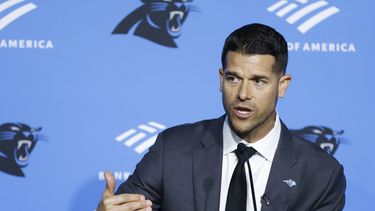 Dave Canales responde a una pregutna durante la conferencia de prensa introductoria al asumir como entrenador en jefe de los Panthers de Carolina, equipo de la NFL, en Charlotte, Carolina del Norte, el jueves 1 de febrero de 2024. Dave Canales answers a question at a press conference introducing him as the new head coach for the Carolina Panthers NFL football team in Charlotte, N.C., Thursday, Feb. 1, 2024. (AP Foto/Nell Redmond)