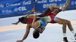 El mexicano Edsson Olmos combate con el nicaragüense Alberto Mendieta en la categoría de 67 kilogramos de la lucha grecorromana en los Juegos Centroamericanos y del Caribe, el jueves 29 de juniio de 2023, en San Salvador (AP Foto/Arnulfo Franco)