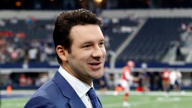 ARCHIVO - En esta foto del 5 de noviembre de 2017, el analista Tony Romo previo a un partido de la NFL entre los Chiefs de Kansas City y los Cowboys de Dallas, en Arlington, Texas. (AP Foto/Michael Ainsworth)