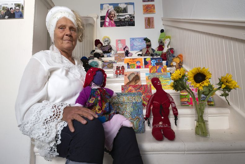 La artista Sumaya Evans con su instalación dignity dolls que forma parte de la exposoción Where Has All The (affordable) Housing Gone? en la galería Beyond Baroque el viernes 3 de noviembre de 2023, en la zona de Venice Beach de Los Angeles. Evans, vivió por años sin hogar en Venice antes de encontrar una vivienda recientemente. (Foto AP/Richard Vogel)