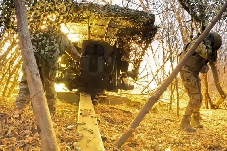 En esta imagen tomada de un video publicado por el servicio de prensa del Ministerio ruso de Defensa el miércoles 11 de diciembre de 2024, militares rusos disparan un obús D-20hacia posiciones ucranianas en un lugar no revelado. (Ministerio ruso de Defensa via AP)