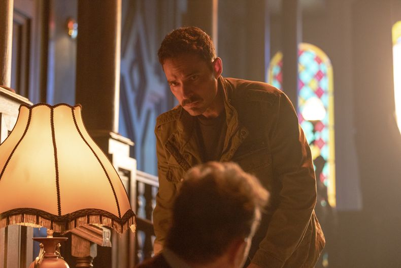 En esta imagen proporcionada por Paramount+,Manolo Cardona en una escena de Uno para morir. (Paramount+ vía AP)