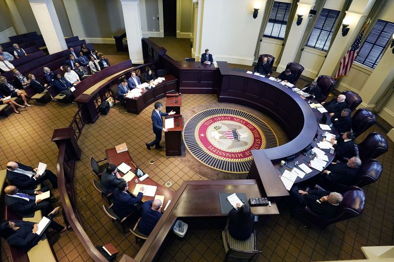 ARCHIVO - Los jueces de la Corte Suprema de Mississippi, incluido el juez Jim Kitchens, sentado a la derecha, cuarto desde arriba, escuchan unos alegatos, el 6 de julio de 2023, en Jackson, Mississippi. (AP foto/Rogelio V. Solis, archivo)