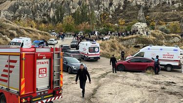 Equipos de emergencia cerca de la formación rocosa en Capadocia, Turquía, el 29 de octubre del 2026. (Turan Bulut/IHA via AP)