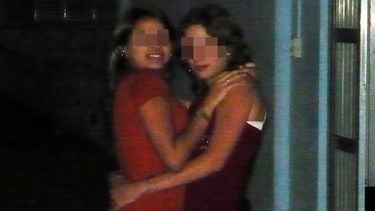Dos adolescentes en un matadero.