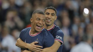 Mbappé celebra permanencia en el PSG con tripleta