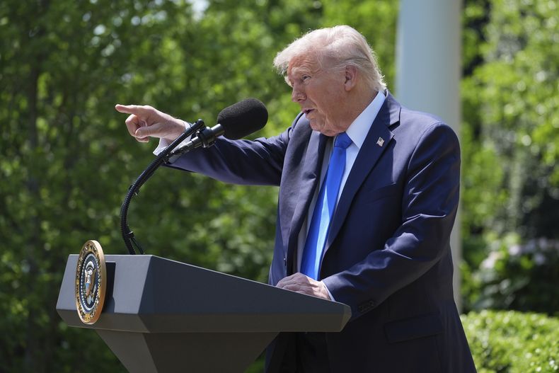 El presidente Donald Trump durante un evento por el Día Nacional de la Oración, en la Rosaleda de la Casa Blanca, el jueves 1 de mayo de 2025, en Washington. (AP Foto/Evan Vucci)