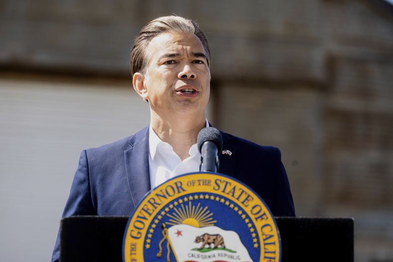 El fiscal general de California Rob Bonta en conferencia de prensa en Ceres, California, el 16 de abril del 2025. (AP foto/Noah Berger)