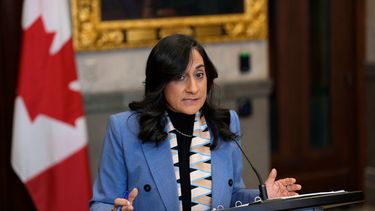 La ministra de Asuntos Exteriores de Canadá, Anita Anand, habla en una conferencia de prensa sobre la situación de seguridad en México, en el vestíbulo de la Cámara de los Comunes del Parlamento, en Ottawa, el lunes 23 de febrero de 2026. (Justin Tang/The Canadian Press vía AP)