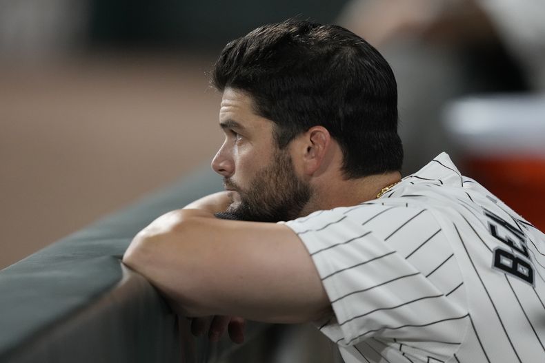 Andrew Benintendi, de los Medias Blancas de Chicago, mira desde la cueva el juego ante los Mets de Nueva York, el sábado 31 de agosto de 2024 (AP Foto/Charles Rex Arbogast)