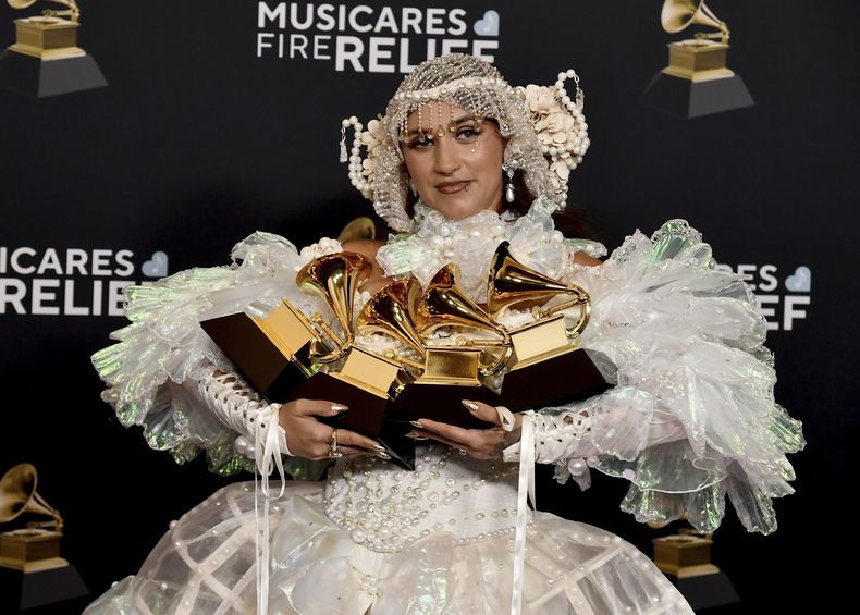 Sierra Ferrell posa en la sala de prensa con sus premios a la mejor interpretación y mejor canción American roots, mejor interpretación de música americana y mejor álbum de música americana durante la 67a entrega anual de los Grammy el domingo 2 de febrero de 2025 en Los Ángeles. (Foto Richard Shotwell/Invision/AP)