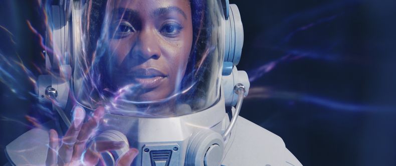 En esta imagen proporcionada por Marvel Studios, Teyonah Parris como Captain Monica Rambeau en una escena de The Marvels. (Marvel Studios/Disney vía AP)