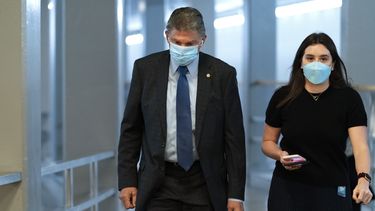 Fuente AP: Biden y Manchin divididos sobre presupuesto