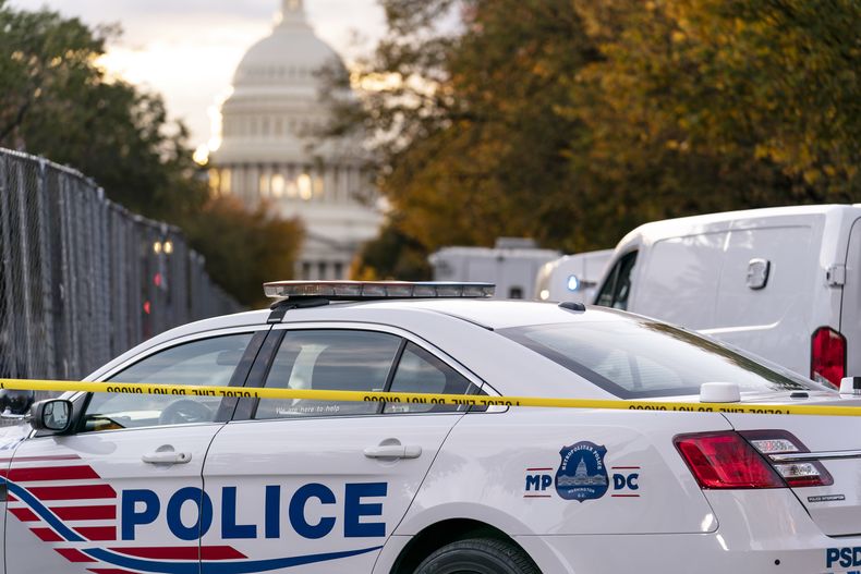 ARCHIVO – Agentes de la Policía Metropolitana de Washington investigan cerca del Capitolio, el 19 de octubre de 2022, en Washington. (AP Foto/J. Scott Applewhite, Archivo)