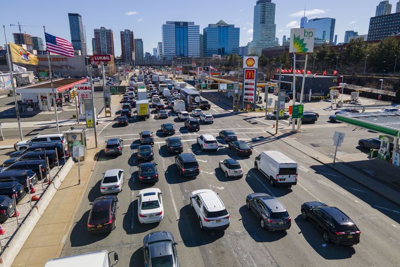 El tránsito hacia la ciudad de Nueva York, desde Jersey City, Nueva Jersey, por el Holland Tunnel, el 8 de marzo del 2023. (AP foto/Ted Shaffrey)