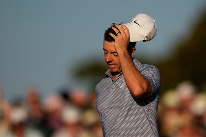 El norirlandés Rory McIlroy abandona el green tras la tercera ronda del Masters de Augusta el sábado 11 de abril del 2026. (AP Foto/Matt Slocum)