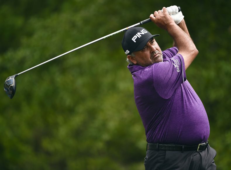 ARCHIVO - El argentino Ángel Cabrera realiza su tiro de salida al hoyo 2 durante la tercera ronda del Abierto de Houston, el 1 de abril de 2017 (AP Foto/Eric Christian Smith, archivo)