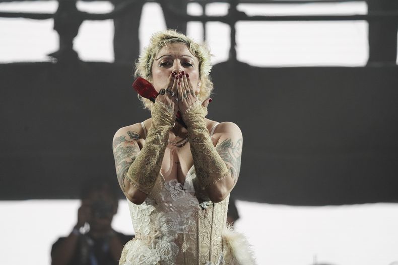 La cantante chilena Mon Laferte durante su presentación en la 25ª edición del festival de música Vive Latino en la Ciudad de México, el domingo 16 de marzo de 2025. (Foto AP/Aurea Del Rosario)