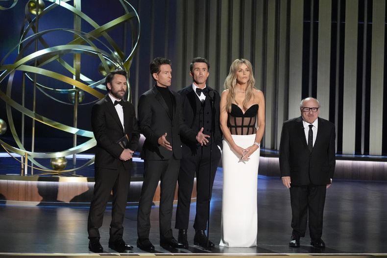 Charlie Day, de izquierda a derecha, Glenn Howerton, Rob McElhenney, Kaitlin Olson, y Danny DeVito entregan el premio a mejor programa de variedades en la 75a edición de los Premios Emmy el lunes 15 de enero de 2024 en el Teatro Peacock de Los Ángeles. (Foto AP/Chris Pizzello)