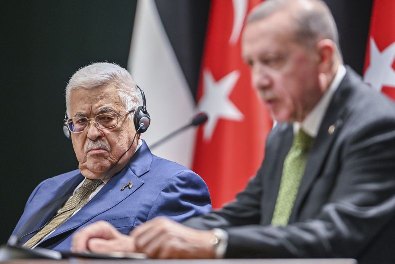 El presidente palestino Mahmud Abás, izquierda, escucha a su homólogo turco Recep Tayyip Erdogan en una conferencia de prensa conjunta en el Palacio Presidencial de Ankara, el martes 5 de marzo de 2024. (Mert Gokhan Koc/DIA Images vía AP)