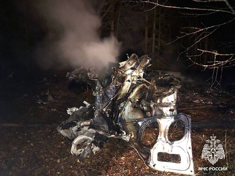 En esta imagen difundida por el Servicio de Prensa del Ministerio de Emergencias Ruso el sábado 26 de octubre de 2024 se muestran restos de un helicóptero ambulancia que se estrelló en una zona boscosa cerca de la aldea de Beleenki en la región rusa de Kirov. (Servicio de Prensa del Ministerio de Emergencias Ruso vía AP)