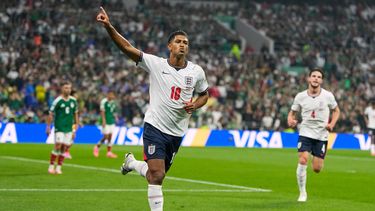 Jude Bellingham, de Inglaterra, festeja tras marcar el primer tanto de su conjunto ante México en el partido de octavos de final realizado el domingo 5 de julio de 2026 (AP Foto/Natacha Pisarenko)