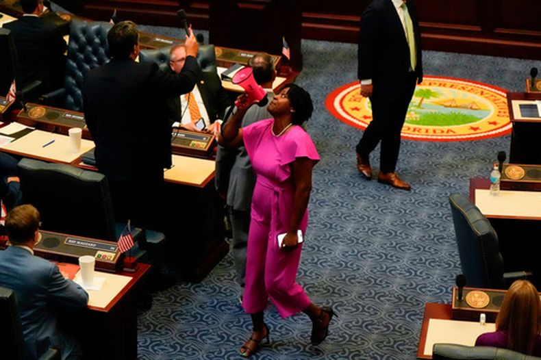 La representante estatal demócrata Angie Nixon habla en voz alta en la Cámara de Representantes estatal de la Legislatura de Florida en Tallahassee, el 29 de abril del 2026. (AP foto/Mike Stewart)