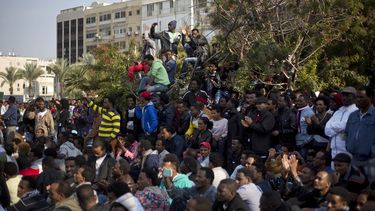 americateve | Migrantes africanos protestan en la Plaza Rabin de Tel Aviv, Israel, el domingo 5 de enero de 2014. El portavoz policial Micky Rosenfeld dijo que unos 10.000 migrantes marcharon por Tel Aviv el domingo. Los manifestantes dijeron que est&aacute;n en una hu