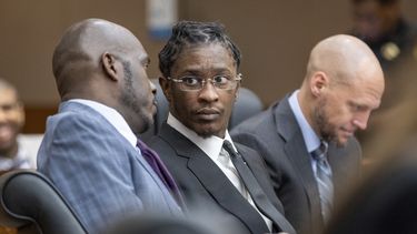 ARCHIVO- - Young Thug, cuyo nombre real es Jeffery Williams, se presenta a una audiencia el 22 de diciembre de 2022 en Atlanta. (Arvin Temkar/Atlanta Journal-Constitution via AP, archivo)