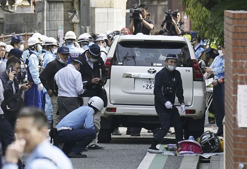 El vehículo al parecer involucrado en el atropellamiento de niños en Osaka, Japón, el 1 de mayo del 2025. (Kyodo News via AP)