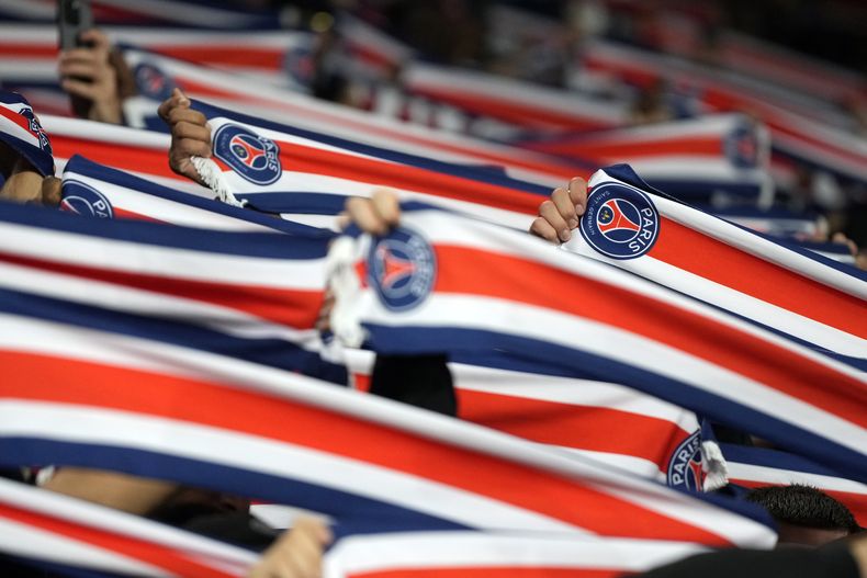 Aficionados del Paris Saint-Germain sostienen bufandas antes del encuentro de la Liga de Campeones ante el Arsenal el martes primero de octubre del 2024. (AP Foto/Alastair Grant)
