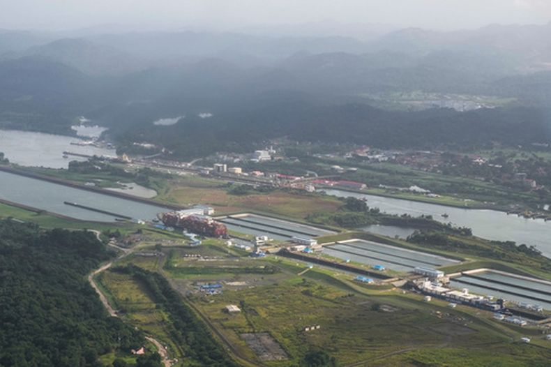 Un buque de carga atraviesa las esclusas de Cocoli del Canal de Panamá el domingo 9 de agosto de 2026 en Ciudad de Panamá. (Foto AP/Matias Delacroix)