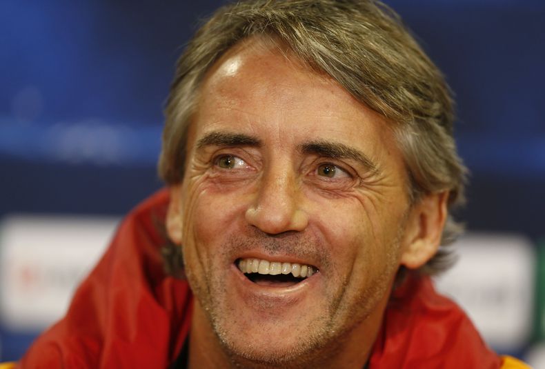 El t&eacute;cnico de Galatasaray, Roberto Mancini, sonr&iacute;e en una rueda de prensa el 17 de marzo de 2014. Mancini fue presentado como t&eacute;cnico del Inter el s&aacute;bado, 15 de noviembre. (AP Photo/Sang Tan, FILE)