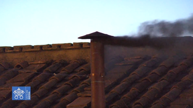 humo negro en el vaticano: primera votacion del conclave sin consenso para elegir al nuevo papa?