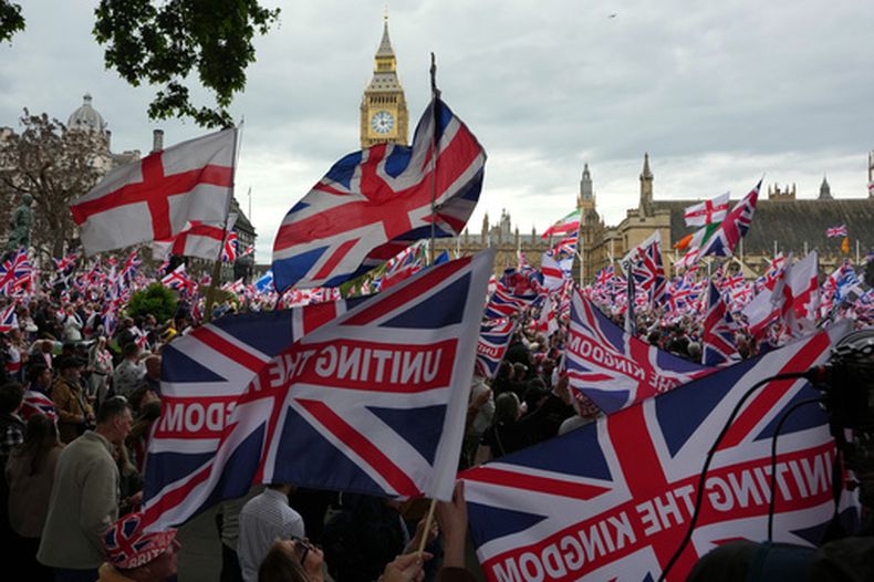 Manifestantes ondean banderas durante la marcha de extrema derecha Unite el Reino, en Londres, el sábado 16 de mayo de 2026. (Foto AP/Kirsty Wigglesworth)