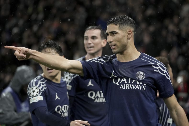El marroquí Achraf Hakimi hace un gesto después de que su gol fue anulado en el encuentro de la Liga de Campeones ante el Manchester City el miércoles 22 de enero del 2025. (AP Foto/Thibault Camus)