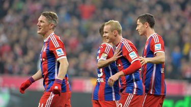 americateve | Los jugadores de Bayern Munich, de izquierda a derecha, Bastian Schweinsteiger, Rafinha, Sebastian Rode y Robert Lewandowski festejan un gol contra Hoffenheim en la Bundesliga el s&aacute;bado, 22 de noviembre de 2014 en Munich. (AP Photo/Kerstin Joensson