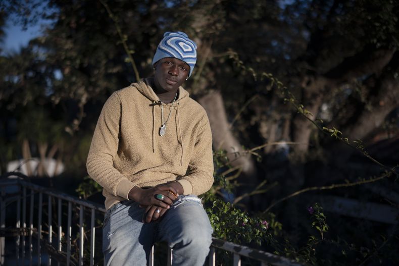 El actor senegalés Seydou Sarr posa para promover la película Io Capitano (Yo captán) en Fregene, cerca de Roma, el sábado 3 de febrero de 2024. Sarr actúa el filme de Matteo Garrone nominado en la 96a entrega de los Premios de la Academia en la categoría de largometraje internacional. La película está inspirada en la travesía de Mamadou Kouassi, un migrante que hizo el viaje desde su natal Costa de Marfil a Italia y ahora dedica su vida a trabajar con inmigrantes en Castel Volturno, en el sur de Italia. (Foto AP/Domenico Stinellis)
