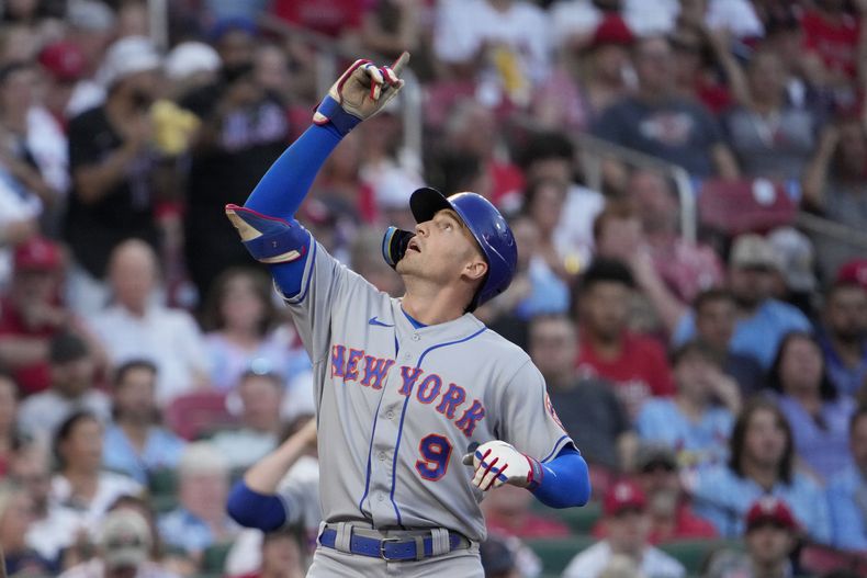 Brandon Nimmo, de los Mets de Nueva York, festeja luego de batear un jonrón solitario el viernes 18 de agosto de 2023, en un encuentro ante los Cardenales de San Luis (AP Foto/Jeff Roberson)
