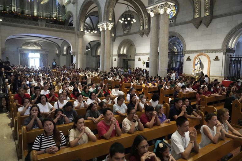 Fieles católicos asisten a una misa por el difunto papa Francisco, en la Catedral de Manila, Filipinas, el 22 de abril de 2025. (AP Foto/Aaron Favila)